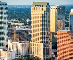 Τα κρυπτονομίσματα προσφέρουν υψηλό δυναμικό απόδοσης και μεγαλύτερη οικονομική ελευθερία μέσω της αποκέντρωσης, λειτουργώντας σε μια αγορά που είναι ανοιχτή 24/7. Ωστόσο, αποτελούν περιουσιακό στοιχείο υψηλού κινδύνου λόγω της ακραίας μεταβλητότητας και της έλλειψης ρύθμισης. Οι κύριοι κίνδυνοι περιλαμβάνουν τις γρήγορες απώλειες και τις αποτυχίες στον κυβερνοχώρο. Το κλειδί για την επιτυχία είναι να επενδύετε μόνο με σαφή στρατηγική και με κεφάλαιο που δεν θέτει σε κίνδυνο την οικονομική σας σταθερότητα.