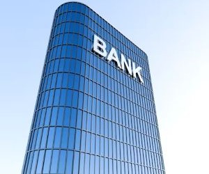 Εμπορεύματα όπως ο χρυσός, το πετρέλαιο, τα γεωργικά προϊόντα και τα βιομηχανικά μέταλλα προσφέρουν ευκαιρίες για διαφοροποίηση του χαρτοφυλακίου σας και αντιστάθμιση έναντι του πληθωρισμού, αλλά αποτελούν επίσης περιουσιακά στοιχεία υψηλού κινδύνου λόγω της αστάθειας των τιμών, των γεωπολιτικών εντάσεων και των διαταραχών προσφοράς-ζήτησης. Το κλειδί είναι να επενδύσετε με σαφή στρατηγική, κατανόηση των υποκείμενων παραγόντων της αγοράς και μόνο με κεφάλαιο που δεν θέτει σε κίνδυνο την οικονομική σας σταθερότητα.