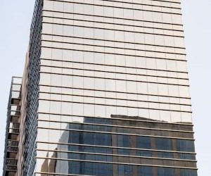 Τα κρυπτονομίσματα προσφέρουν υψηλό δυναμικό απόδοσης και μεγαλύτερη οικονομική ελευθερία μέσω της αποκέντρωσης, λειτουργώντας σε μια αγορά που είναι ανοιχτή 24/7. Ωστόσο, αποτελούν περιουσιακό στοιχείο υψηλού κινδύνου λόγω της ακραίας μεταβλητότητας και της έλλειψης ρύθμισης. Οι κύριοι κίνδυνοι περιλαμβάνουν τις γρήγορες απώλειες και τις αποτυχίες στον κυβερνοχώρο. Το κλειδί για την επιτυχία είναι να επενδύετε μόνο με σαφή στρατηγική και με κεφάλαιο που δεν θέτει σε κίνδυνο την οικονομική σας σταθερότητα.