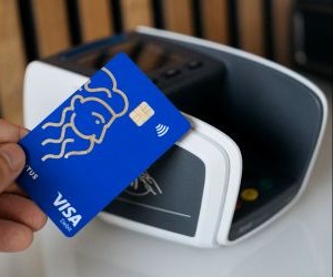 Το Forex προσφέρει ευκαιρίες για κέρδος από τις διακυμάνσεις μεταξύ των παγκόσμιων νομισμάτων σε μια αγορά με υψηλή ρευστότητα που διαπραγματεύεται 24 ώρες το 24ωρο, αλλά είναι επίσης ένας χώρος υψηλού κινδύνου λόγω της μόχλευσης, της έντονης μεταβλητότητας και του αντίκτυπου των μακροοικονομικών ειδήσεων. Το κλειδί είναι να κάνετε συναλλαγές με σαφή στρατηγική, αυστηρή διαχείριση κινδύνου και μόνο με κεφάλαιο που μπορείτε να χάσετε χωρίς να επηρεάσετε την οικονομική σας σταθερότητα.