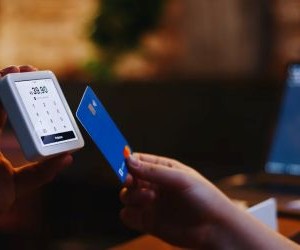 Τα κρυπτονομίσματα προσφέρουν υψηλό δυναμικό απόδοσης και μεγαλύτερη οικονομική ελευθερία μέσω της αποκέντρωσης, λειτουργώντας σε μια αγορά που είναι ανοιχτή 24/7. Ωστόσο, αποτελούν περιουσιακό στοιχείο υψηλού κινδύνου λόγω της ακραίας μεταβλητότητας και της έλλειψης ρύθμισης. Οι κύριοι κίνδυνοι περιλαμβάνουν τις γρήγορες απώλειες και τις αποτυχίες στον κυβερνοχώρο. Το κλειδί για την επιτυχία είναι να επενδύετε μόνο με σαφή στρατηγική και με κεφάλαιο που δεν θέτει σε κίνδυνο την οικονομική σας σταθερότητα.