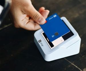 Τα κρυπτονομίσματα προσφέρουν υψηλό δυναμικό απόδοσης και μεγαλύτερη οικονομική ελευθερία μέσω της αποκέντρωσης, λειτουργώντας σε μια αγορά που είναι ανοιχτή 24/7. Ωστόσο, αποτελούν περιουσιακό στοιχείο υψηλού κινδύνου λόγω της ακραίας μεταβλητότητας και της έλλειψης ρύθμισης. Οι κύριοι κίνδυνοι περιλαμβάνουν τις γρήγορες απώλειες και τις αποτυχίες στον κυβερνοχώρο. Το κλειδί για την επιτυχία είναι να επενδύετε μόνο με σαφή στρατηγική και με κεφάλαιο που δεν θέτει σε κίνδυνο την οικονομική σας σταθερότητα.