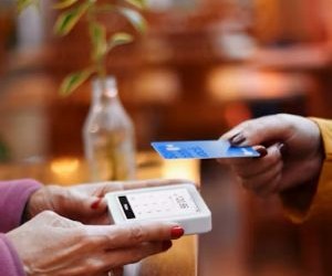 Το Forex προσφέρει ευκαιρίες για κέρδος από τις διακυμάνσεις μεταξύ των παγκόσμιων νομισμάτων σε μια αγορά με υψηλή ρευστότητα που διαπραγματεύεται 24 ώρες το 24ωρο, αλλά είναι επίσης ένας χώρος υψηλού κινδύνου λόγω της μόχλευσης, της έντονης μεταβλητότητας και του αντίκτυπου των μακροοικονομικών ειδήσεων. Το κλειδί είναι να κάνετε συναλλαγές με σαφή στρατηγική, αυστηρή διαχείριση κινδύνου και μόνο με κεφάλαιο που μπορείτε να χάσετε χωρίς να επηρεάσετε την οικονομική σας σταθερότητα.