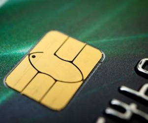 Τα κρυπτονομίσματα προσφέρουν υψηλό δυναμικό απόδοσης και μεγαλύτερη οικονομική ελευθερία μέσω της αποκέντρωσης, λειτουργώντας σε μια αγορά που είναι ανοιχτή 24/7. Ωστόσο, αποτελούν περιουσιακό στοιχείο υψηλού κινδύνου λόγω της ακραίας μεταβλητότητας και της έλλειψης ρύθμισης. Οι κύριοι κίνδυνοι περιλαμβάνουν τις γρήγορες απώλειες και τις αποτυχίες στον κυβερνοχώρο. Το κλειδί για την επιτυχία είναι να επενδύετε μόνο με σαφή στρατηγική και με κεφάλαιο που δεν θέτει σε κίνδυνο την οικονομική σας σταθερότητα.