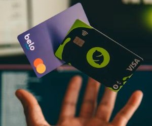 Τα κρυπτονομίσματα προσφέρουν υψηλό δυναμικό απόδοσης και μεγαλύτερη οικονομική ελευθερία μέσω της αποκέντρωσης, λειτουργώντας σε μια αγορά που είναι ανοιχτή 24/7. Ωστόσο, αποτελούν περιουσιακό στοιχείο υψηλού κινδύνου λόγω της ακραίας μεταβλητότητας και της έλλειψης ρύθμισης. Οι κύριοι κίνδυνοι περιλαμβάνουν τις γρήγορες απώλειες και τις αποτυχίες στον κυβερνοχώρο. Το κλειδί για την επιτυχία είναι να επενδύετε μόνο με σαφή στρατηγική και με κεφάλαιο που δεν θέτει σε κίνδυνο την οικονομική σας σταθερότητα.