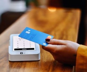 Τα κρυπτονομίσματα προσφέρουν υψηλό δυναμικό απόδοσης και μεγαλύτερη οικονομική ελευθερία μέσω της αποκέντρωσης, λειτουργώντας σε μια αγορά που είναι ανοιχτή 24/7. Ωστόσο, αποτελούν περιουσιακό στοιχείο υψηλού κινδύνου λόγω της ακραίας μεταβλητότητας και της έλλειψης ρύθμισης. Οι κύριοι κίνδυνοι περιλαμβάνουν τις γρήγορες απώλειες και τις αποτυχίες στον κυβερνοχώρο. Το κλειδί για την επιτυχία είναι να επενδύετε μόνο με σαφή στρατηγική και με κεφάλαιο που δεν θέτει σε κίνδυνο την οικονομική σας σταθερότητα.