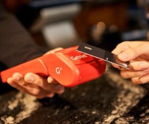 Τα κρυπτονομίσματα προσφέρουν υψηλό δυναμικό απόδοσης και μεγαλύτερη οικονομική ελευθερία μέσω της αποκέντρωσης, λειτουργώντας σε μια αγορά που είναι ανοιχτή 24/7. Ωστόσο, αποτελούν περιουσιακό στοιχείο υψηλού κινδύνου λόγω της ακραίας μεταβλητότητας και της έλλειψης ρύθμισης. Οι κύριοι κίνδυνοι περιλαμβάνουν τις γρήγορες απώλειες και τις αποτυχίες στον κυβερνοχώρο. Το κλειδί για την επιτυχία είναι να επενδύετε μόνο με σαφή στρατηγική και με κεφάλαιο που δεν θέτει σε κίνδυνο την οικονομική σας σταθερότητα.