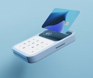 Το Forex προσφέρει ευκαιρίες για κέρδος από τις διακυμάνσεις μεταξύ των παγκόσμιων νομισμάτων σε μια αγορά με υψηλή ρευστότητα που διαπραγματεύεται 24 ώρες το 24ωρο, αλλά είναι επίσης ένας χώρος υψηλού κινδύνου λόγω της μόχλευσης, της έντονης μεταβλητότητας και του αντίκτυπου των μακροοικονομικών ειδήσεων. Το κλειδί είναι να κάνετε συναλλαγές με σαφή στρατηγική, αυστηρή διαχείριση κινδύνου και μόνο με κεφάλαιο που μπορείτε να χάσετε χωρίς να επηρεάσετε την οικονομική σας σταθερότητα.