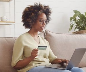 Εμπορεύματα όπως ο χρυσός, το πετρέλαιο, τα γεωργικά προϊόντα και τα βιομηχανικά μέταλλα προσφέρουν ευκαιρίες για διαφοροποίηση του χαρτοφυλακίου σας και αντιστάθμιση έναντι του πληθωρισμού, αλλά αποτελούν επίσης περιουσιακά στοιχεία υψηλού κινδύνου λόγω της αστάθειας των τιμών, των γεωπολιτικών εντάσεων και των διαταραχών προσφοράς-ζήτησης. Το κλειδί είναι να επενδύσετε με σαφή στρατηγική, κατανόηση των υποκείμενων παραγόντων της αγοράς και μόνο με κεφάλαιο που δεν θέτει σε κίνδυνο την οικονομική σας σταθερότητα.