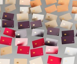 Το Forex προσφέρει ευκαιρίες για κέρδος από τις διακυμάνσεις μεταξύ των παγκόσμιων νομισμάτων σε μια αγορά με υψηλή ρευστότητα που διαπραγματεύεται 24 ώρες το 24ωρο, αλλά είναι επίσης ένας χώρος υψηλού κινδύνου λόγω της μόχλευσης, της έντονης μεταβλητότητας και του αντίκτυπου των μακροοικονομικών ειδήσεων. Το κλειδί είναι να κάνετε συναλλαγές με σαφή στρατηγική, αυστηρή διαχείριση κινδύνου και μόνο με κεφάλαιο που μπορείτε να χάσετε χωρίς να επηρεάσετε την οικονομική σας σταθερότητα.