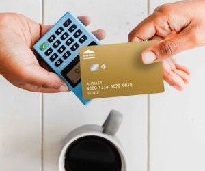 Οι μετοχές προσφέρουν τη δυνατότητα μακροπρόθεσμης ανάπτυξης και εισοδήματος από μερίσματα επενδύοντας σε εταιρείες που δημιουργούν αξία με την πάροδο του χρόνου, αλλά ενέχουν επίσης σημαντικό κίνδυνο λόγω της αστάθειας της αγοράς, των οικονομικών κύκλων και των γεγονότων που αφορούν συγκεκριμένα την εταιρεία. Το κλειδί είναι να επενδύετε με σαφή στρατηγική, σωστή διαφοροποίηση και μόνο με κεφάλαιο που δεν θα θέσει σε κίνδυνο την οικονομική σας σταθερότητα.