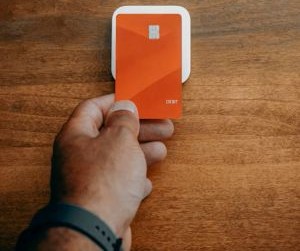 Οι μετοχές προσφέρουν τη δυνατότητα μακροπρόθεσμης ανάπτυξης και εισοδήματος από μερίσματα επενδύοντας σε εταιρείες που δημιουργούν αξία με την πάροδο του χρόνου, αλλά ενέχουν επίσης σημαντικό κίνδυνο λόγω της αστάθειας της αγοράς, των οικονομικών κύκλων και των γεγονότων που αφορούν συγκεκριμένα την εταιρεία. Το κλειδί είναι να επενδύετε με σαφή στρατηγική, σωστή διαφοροποίηση και μόνο με κεφάλαιο που δεν θα θέσει σε κίνδυνο την οικονομική σας σταθερότητα.