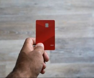 Το Forex προσφέρει ευκαιρίες για κέρδος από τις διακυμάνσεις μεταξύ των παγκόσμιων νομισμάτων σε μια αγορά με υψηλή ρευστότητα που διαπραγματεύεται 24 ώρες το 24ωρο, αλλά είναι επίσης ένας χώρος υψηλού κινδύνου λόγω της μόχλευσης, της έντονης μεταβλητότητας και του αντίκτυπου των μακροοικονομικών ειδήσεων. Το κλειδί είναι να κάνετε συναλλαγές με σαφή στρατηγική, αυστηρή διαχείριση κινδύνου και μόνο με κεφάλαιο που μπορείτε να χάσετε χωρίς να επηρεάσετε την οικονομική σας σταθερότητα.