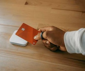 Το Forex προσφέρει ευκαιρίες για κέρδος από τις διακυμάνσεις μεταξύ των παγκόσμιων νομισμάτων σε μια αγορά με υψηλή ρευστότητα που διαπραγματεύεται 24 ώρες το 24ωρο, αλλά είναι επίσης ένας χώρος υψηλού κινδύνου λόγω της μόχλευσης, της έντονης μεταβλητότητας και του αντίκτυπου των μακροοικονομικών ειδήσεων. Το κλειδί είναι να κάνετε συναλλαγές με σαφή στρατηγική, αυστηρή διαχείριση κινδύνου και μόνο με κεφάλαιο που μπορείτε να χάσετε χωρίς να επηρεάσετε την οικονομική σας σταθερότητα.