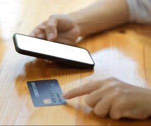 Το Forex προσφέρει ευκαιρίες για κέρδος από τις διακυμάνσεις μεταξύ των παγκόσμιων νομισμάτων σε μια αγορά με υψηλή ρευστότητα που διαπραγματεύεται 24 ώρες το 24ωρο, αλλά είναι επίσης ένας χώρος υψηλού κινδύνου λόγω της μόχλευσης, της έντονης μεταβλητότητας και του αντίκτυπου των μακροοικονομικών ειδήσεων. Το κλειδί είναι να κάνετε συναλλαγές με σαφή στρατηγική, αυστηρή διαχείριση κινδύνου και μόνο με κεφάλαιο που μπορείτε να χάσετε χωρίς να επηρεάσετε την οικονομική σας σταθερότητα.