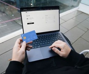 Το Forex προσφέρει ευκαιρίες για κέρδος από τις διακυμάνσεις μεταξύ των παγκόσμιων νομισμάτων σε μια αγορά με υψηλή ρευστότητα που διαπραγματεύεται 24 ώρες το 24ωρο, αλλά είναι επίσης ένας χώρος υψηλού κινδύνου λόγω της μόχλευσης, της έντονης μεταβλητότητας και του αντίκτυπου των μακροοικονομικών ειδήσεων. Το κλειδί είναι να κάνετε συναλλαγές με σαφή στρατηγική, αυστηρή διαχείριση κινδύνου και μόνο με κεφάλαιο που μπορείτε να χάσετε χωρίς να επηρεάσετε την οικονομική σας σταθερότητα.