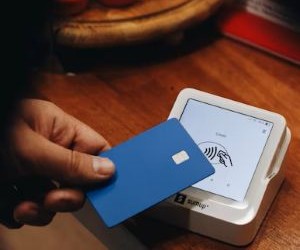 Το Forex προσφέρει ευκαιρίες για κέρδος από τις διακυμάνσεις μεταξύ των παγκόσμιων νομισμάτων σε μια αγορά με υψηλή ρευστότητα που διαπραγματεύεται 24 ώρες το 24ωρο, αλλά είναι επίσης ένας χώρος υψηλού κινδύνου λόγω της μόχλευσης, της έντονης μεταβλητότητας και του αντίκτυπου των μακροοικονομικών ειδήσεων. Το κλειδί είναι να κάνετε συναλλαγές με σαφή στρατηγική, αυστηρή διαχείριση κινδύνου και μόνο με κεφάλαιο που μπορείτε να χάσετε χωρίς να επηρεάσετε την οικονομική σας σταθερότητα.