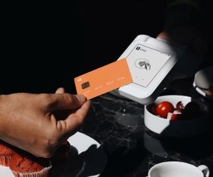 Το Forex προσφέρει ευκαιρίες για κέρδος από τις διακυμάνσεις μεταξύ των παγκόσμιων νομισμάτων σε μια αγορά με υψηλή ρευστότητα που διαπραγματεύεται 24 ώρες το 24ωρο, αλλά είναι επίσης ένας χώρος υψηλού κινδύνου λόγω της μόχλευσης, της έντονης μεταβλητότητας και του αντίκτυπου των μακροοικονομικών ειδήσεων. Το κλειδί είναι να κάνετε συναλλαγές με σαφή στρατηγική, αυστηρή διαχείριση κινδύνου και μόνο με κεφάλαιο που μπορείτε να χάσετε χωρίς να επηρεάσετε την οικονομική σας σταθερότητα.