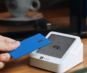 Εμπορεύματα όπως ο χρυσός, το πετρέλαιο, τα γεωργικά προϊόντα και τα βιομηχανικά μέταλλα προσφέρουν ευκαιρίες για διαφοροποίηση του χαρτοφυλακίου σας και αντιστάθμιση έναντι του πληθωρισμού, αλλά αποτελούν επίσης περιουσιακά στοιχεία υψηλού κινδύνου λόγω της αστάθειας των τιμών, των γεωπολιτικών εντάσεων και των διαταραχών προσφοράς-ζήτησης. Το κλειδί είναι να επενδύσετε με σαφή στρατηγική, κατανόηση των υποκείμενων παραγόντων της αγοράς και μόνο με κεφάλαιο που δεν θέτει σε κίνδυνο την οικονομική σας σταθερότητα.