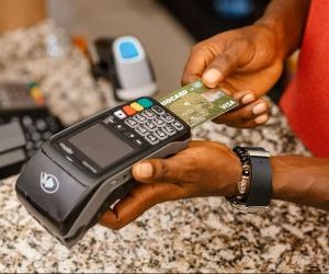 Εμπορεύματα όπως ο χρυσός, το πετρέλαιο, τα γεωργικά προϊόντα και τα βιομηχανικά μέταλλα προσφέρουν ευκαιρίες για διαφοροποίηση του χαρτοφυλακίου σας και αντιστάθμιση έναντι του πληθωρισμού, αλλά αποτελούν επίσης περιουσιακά στοιχεία υψηλού κινδύνου λόγω της αστάθειας των τιμών, των γεωπολιτικών εντάσεων και των διαταραχών προσφοράς-ζήτησης. Το κλειδί είναι να επενδύσετε με σαφή στρατηγική, κατανόηση των υποκείμενων παραγόντων της αγοράς και μόνο με κεφάλαιο που δεν θέτει σε κίνδυνο την οικονομική σας σταθερότητα.