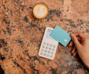 Τα κρυπτονομίσματα προσφέρουν υψηλό δυναμικό απόδοσης και μεγαλύτερη οικονομική ελευθερία μέσω της αποκέντρωσης, λειτουργώντας σε μια αγορά που είναι ανοιχτή 24/7. Ωστόσο, αποτελούν περιουσιακό στοιχείο υψηλού κινδύνου λόγω της ακραίας μεταβλητότητας και της έλλειψης ρύθμισης. Οι κύριοι κίνδυνοι περιλαμβάνουν τις γρήγορες απώλειες και τις αποτυχίες στον κυβερνοχώρο. Το κλειδί για την επιτυχία είναι να επενδύετε μόνο με σαφή στρατηγική και με κεφάλαιο που δεν θέτει σε κίνδυνο την οικονομική σας σταθερότητα.