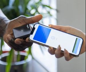 Οι μετοχές προσφέρουν τη δυνατότητα μακροπρόθεσμης ανάπτυξης και εισοδήματος από μερίσματα επενδύοντας σε εταιρείες που δημιουργούν αξία με την πάροδο του χρόνου, αλλά ενέχουν επίσης σημαντικό κίνδυνο λόγω της αστάθειας της αγοράς, των οικονομικών κύκλων και των γεγονότων που αφορούν συγκεκριμένα την εταιρεία. Το κλειδί είναι να επενδύετε με σαφή στρατηγική, σωστή διαφοροποίηση και μόνο με κεφάλαιο που δεν θα θέσει σε κίνδυνο την οικονομική σας σταθερότητα.