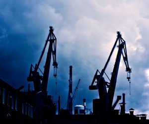 Το πετρέλαιο μπορεί να προσφέρει διαφοροποίηση χαρτοφυλακίου και προστασία έναντι του πληθωρισμού, αλλά παραμένει περιουσιακό στοιχείο υψηλού κινδύνου λόγω μεταβλητότητας, γεωπολιτικών εντάσεων και ανισορροπιών προσφοράς-ζήτησης.